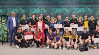 Ein Gruppenfoto der Gewinner von der UKB-Sportquiz 2023.